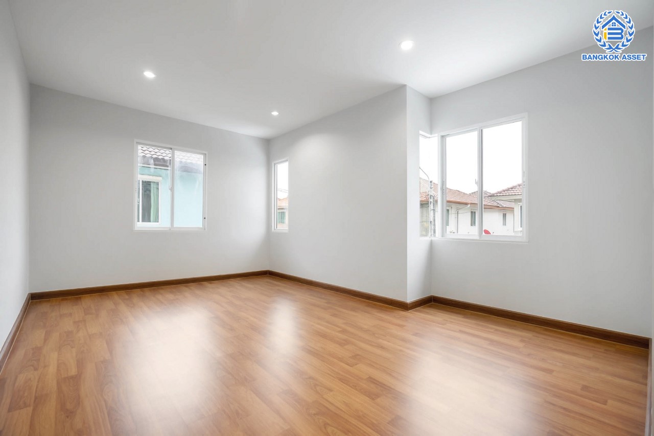 บ้านมือสองตกแต่งใหม่ แบรนด์ Sansiri ม.ฮาบิเทีย บางใหญ่ หลังมุม เนื้อที่ 58.8 ตร.ว. ฟังก์ชัน 3 ห้องนอน 3 ห้องน้ำ จอดรถได้ 2 คัน บนทำเลเดินทางสะดวก เชื่อมสู่ย่านใจกลางเมืองได้อย่างรวดเร็ว ใกล้เซ็นทรัลเวสต์เกต และรถไฟฟ้าสายสีม่วง "สถานีคลองบางไผ่"